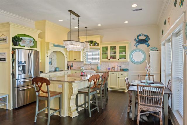 1977 Avenue I, Crystal Beach, TX 77650