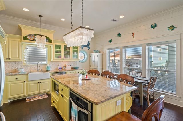 1977 Avenue I, Crystal Beach, TX 77650
