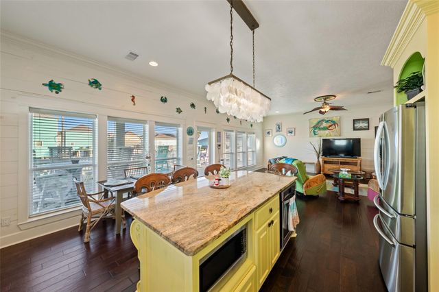 1977 Avenue I, Crystal Beach, TX 77650
