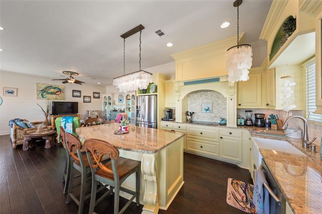 1977 Avenue I, Crystal Beach, TX 77650