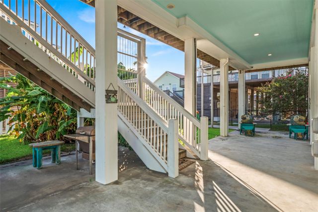 1977 Avenue I, Crystal Beach, TX 77650