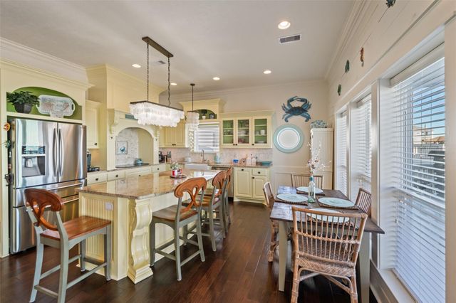 1977 Avenue I, Crystal Beach, TX 77650