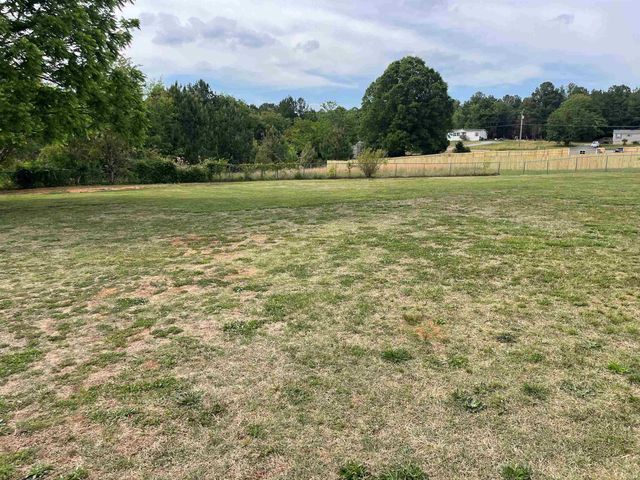808 W Fleming Farm Dr, Inman, SC 29349