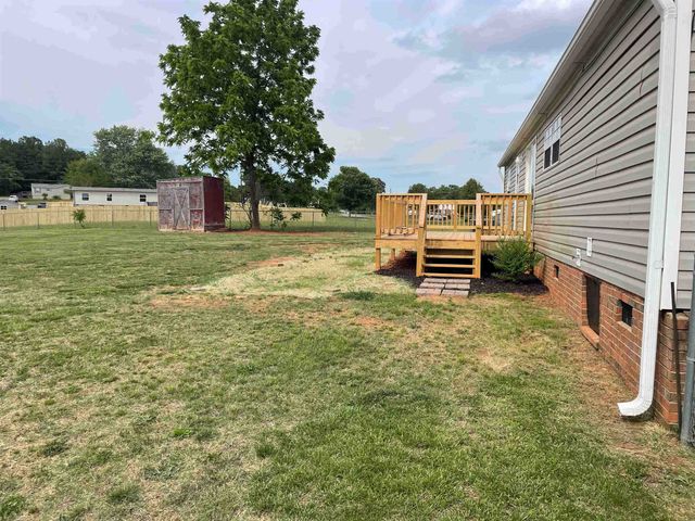 808 W Fleming Farm Dr, Inman, SC 29349