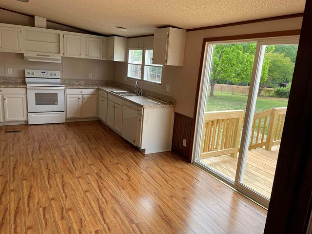 808 W Fleming Farm Dr, Inman, SC 29349