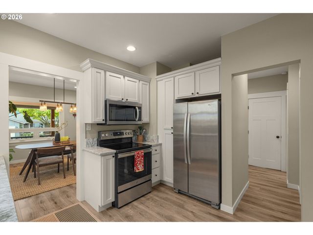 3645 Se CENTER St, Portland, OR 97202