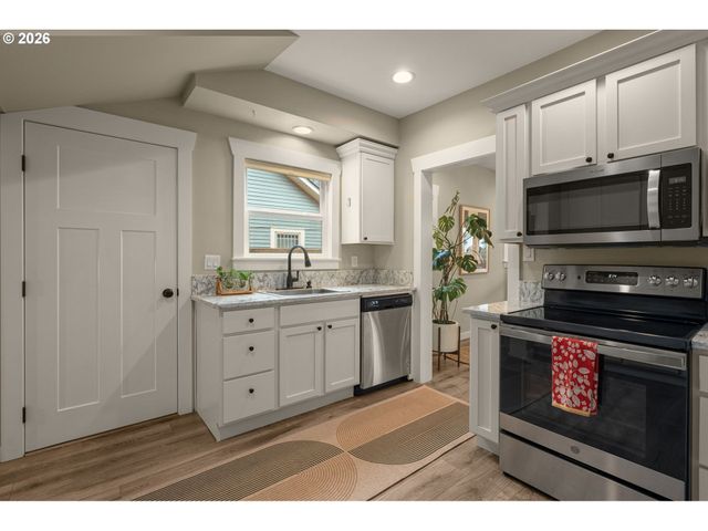 3645 Se CENTER St, Portland, OR 97202