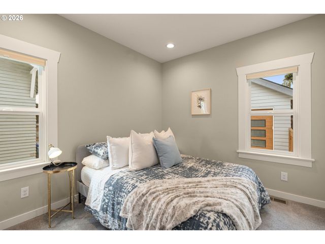 3645 Se CENTER St, Portland, OR 97202