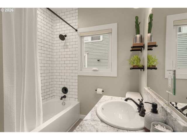 3645 Se CENTER St, Portland, OR 97202