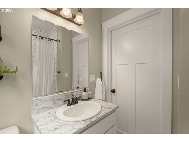 3645 Se CENTER St, Portland, OR 97202