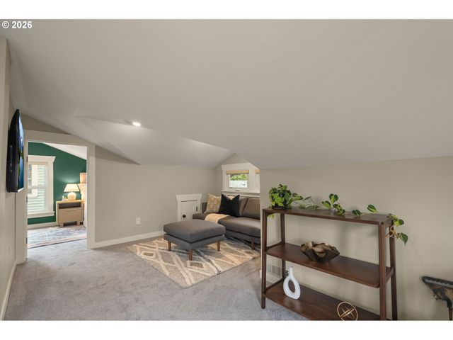 3645 Se CENTER St, Portland, OR 97202