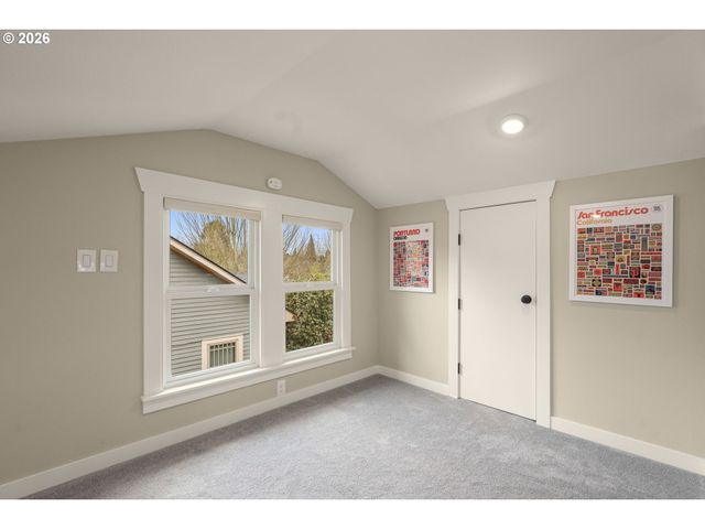 3645 Se CENTER St, Portland, OR 97202