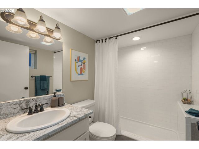 3645 Se CENTER St, Portland, OR 97202