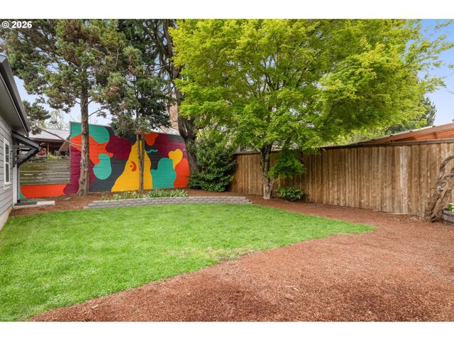 3645 Se CENTER St, Portland, OR 97202