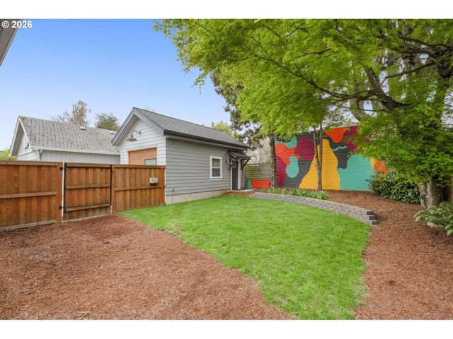 3645 Se CENTER St, Portland, OR 97202