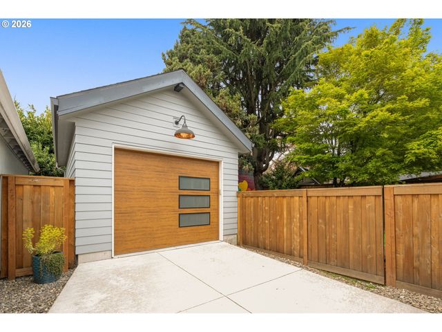 3645 Se CENTER St, Portland, OR 97202