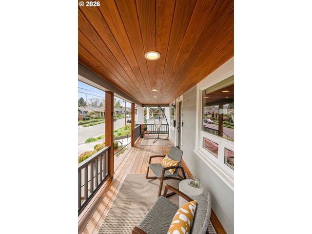 3645 Se CENTER St, Portland, OR 97202