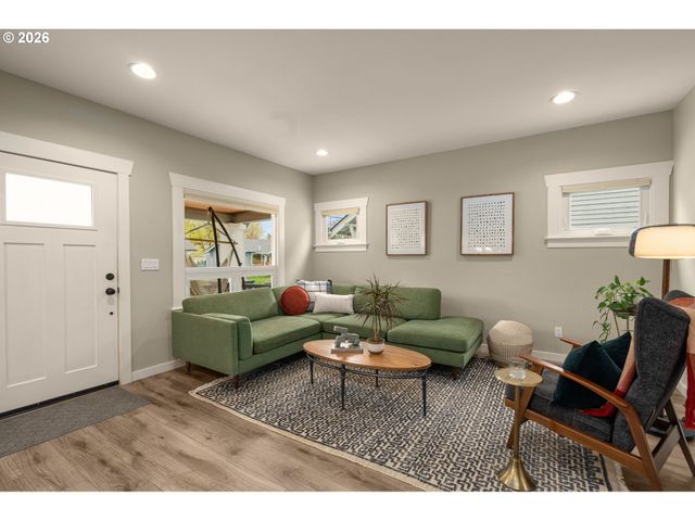 3645 Se CENTER St, Portland, OR 97202