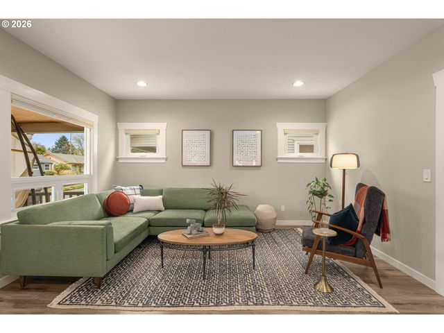 3645 Se CENTER St, Portland, OR 97202