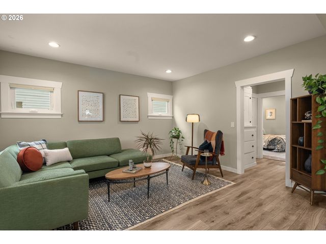 3645 Se CENTER St, Portland, OR 97202