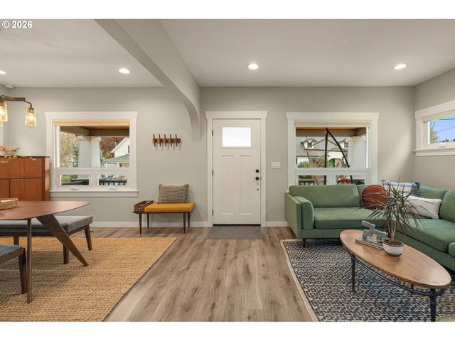 3645 Se CENTER St, Portland, OR 97202