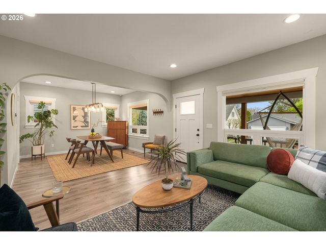 3645 Se CENTER St, Portland, OR 97202