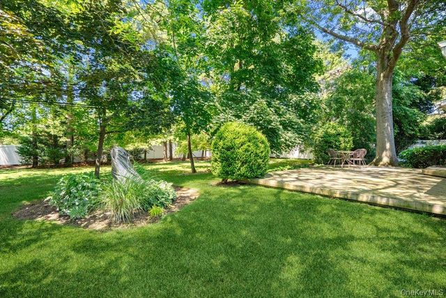 15 Joyce Court, Woodbury, NY 11797