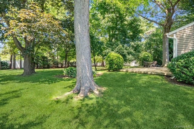 15 Joyce Court, Woodbury, NY 11797