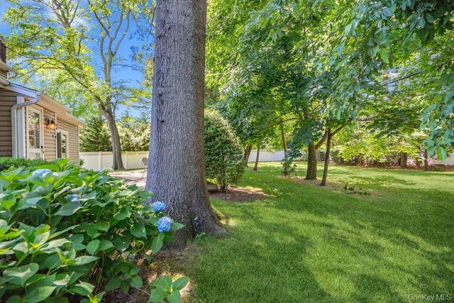 15 Joyce Court, Woodbury, NY 11797