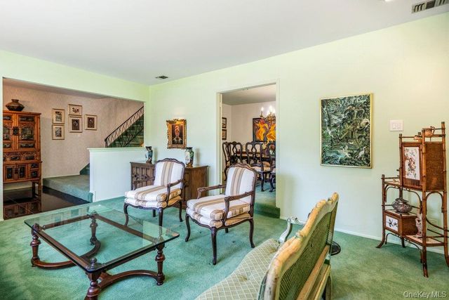 15 Joyce Court, Woodbury, NY 11797