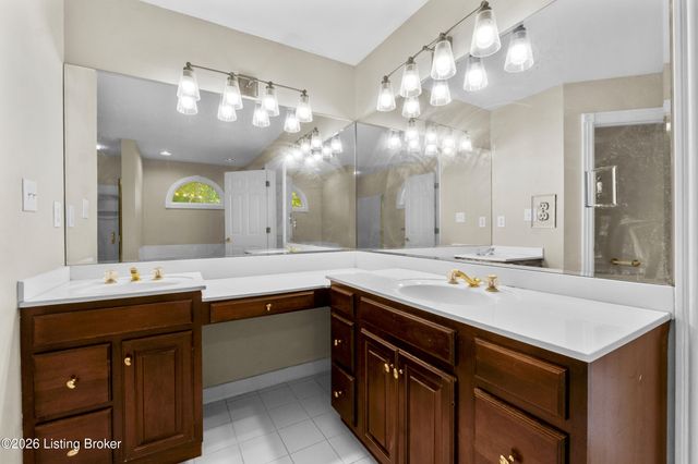 1719 Southlake Dr, Louisville, KY 40223