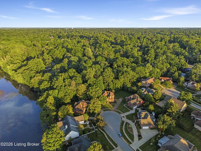 1719 Southlake Dr, Louisville, KY 40223