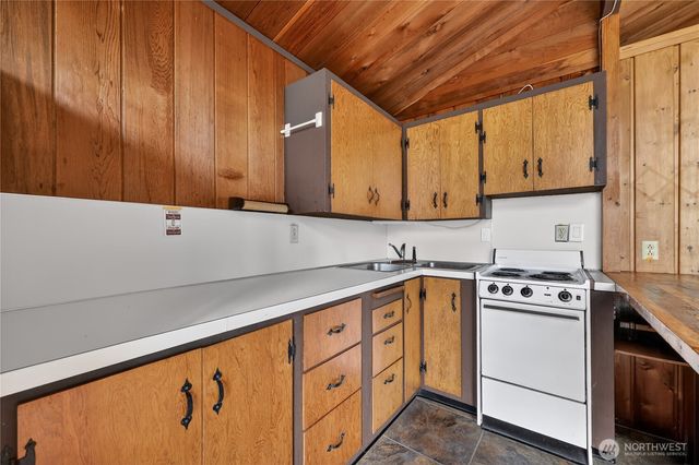 819 E Madrona Boulevard NW, Lakebay, WA 98349