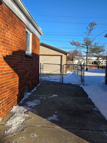 25534 Collingwood Street, Roseville, MI 48066