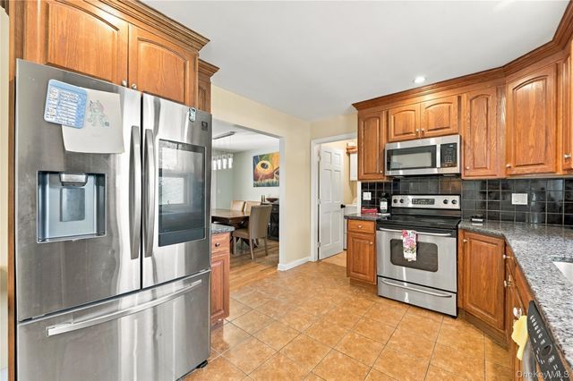 39 Clintonwood Drive, New Windsor, NY 12553