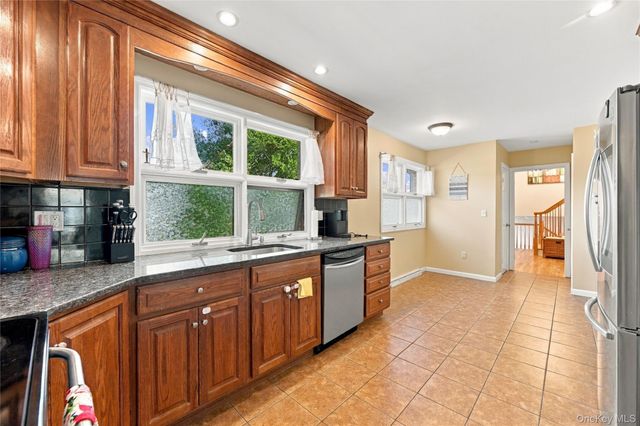 39 Clintonwood Drive, New Windsor, NY 12553
