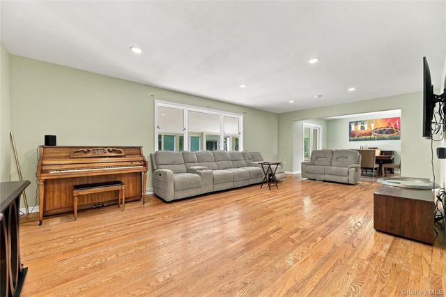 39 Clintonwood Drive, New Windsor, NY 12553