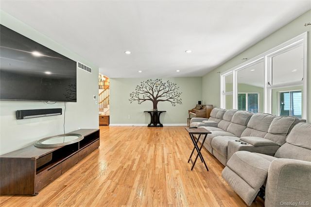 39 Clintonwood Drive, New Windsor, NY 12553
