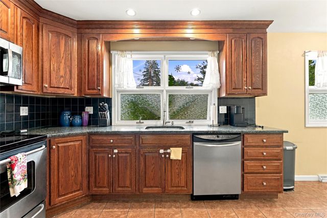 39 Clintonwood Drive, New Windsor, NY 12553