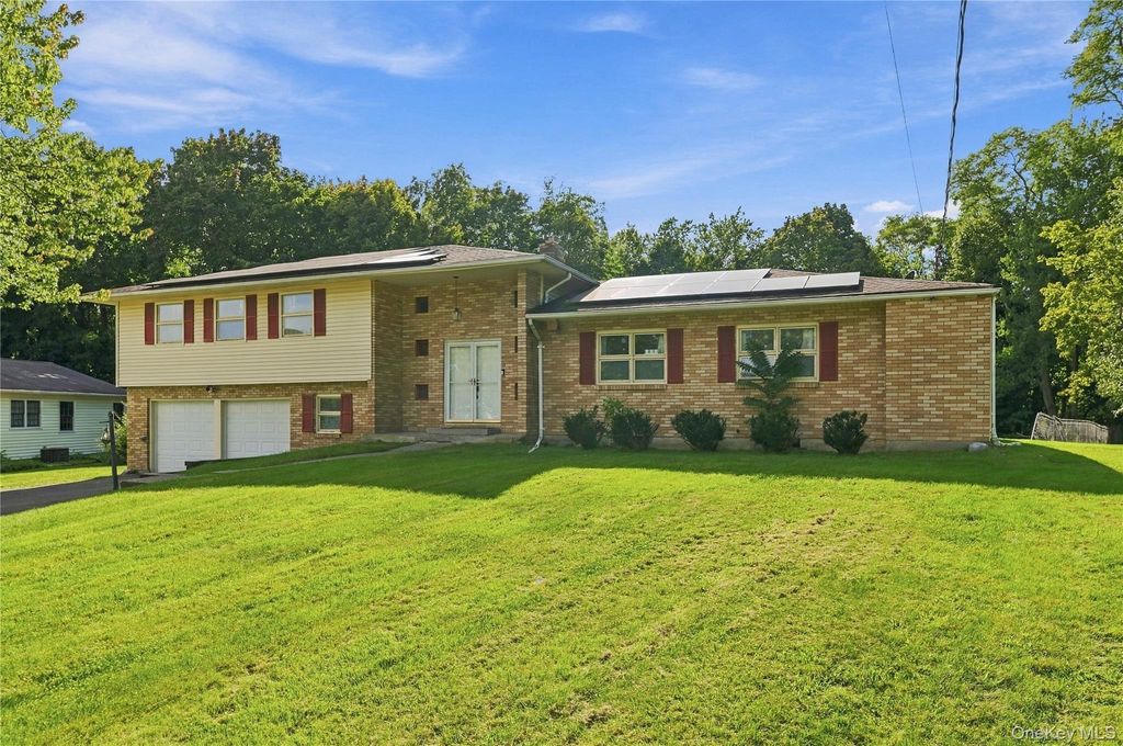 39 Clintonwood Drive, New Windsor, NY 12553 — photo 2