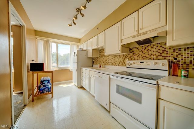 12520 Edgewater Drive 210, Lakewood, OH 44107