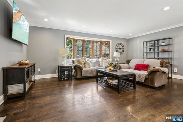 53 Smithfield Road, Waldwick, NJ 07463