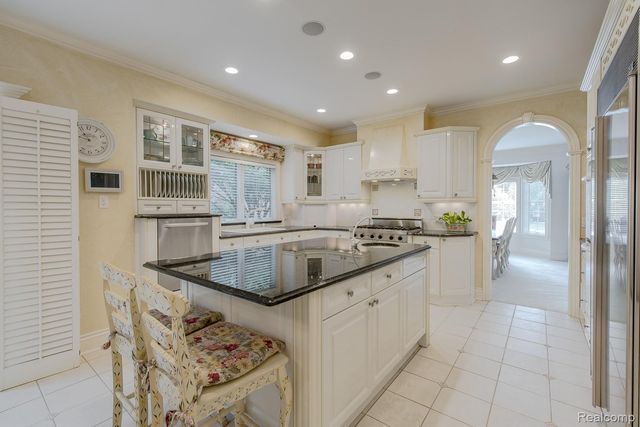 846 Redding Road, Birmingham, MI 48009