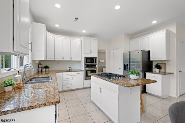 18 Montfort Dr, Montgomery Twp., NJ 08502