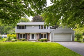 7 Chipping Rdg, Perinton, NY 14450