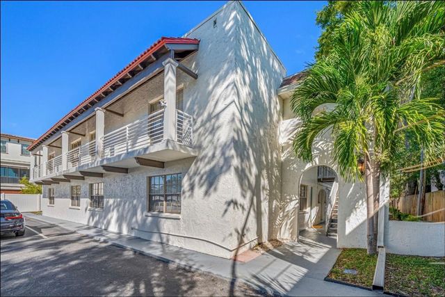 3211 W DE LEON STREET, Tampa, FL 33609