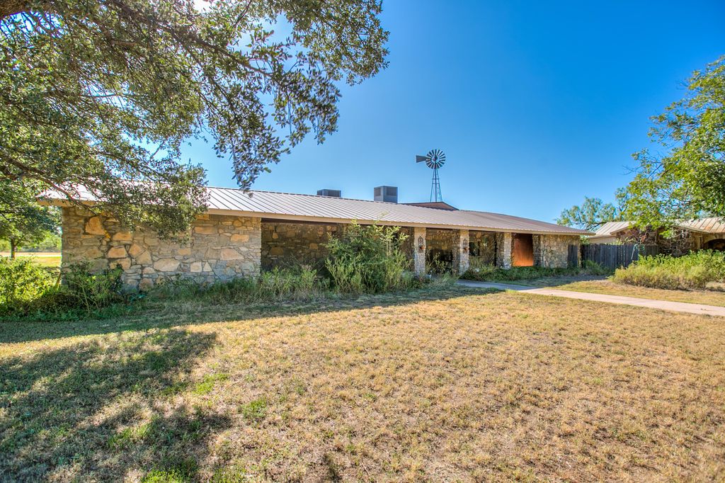 Image 2 of property listing at 5490 S State Highway 208, San Angelo, TX 76903