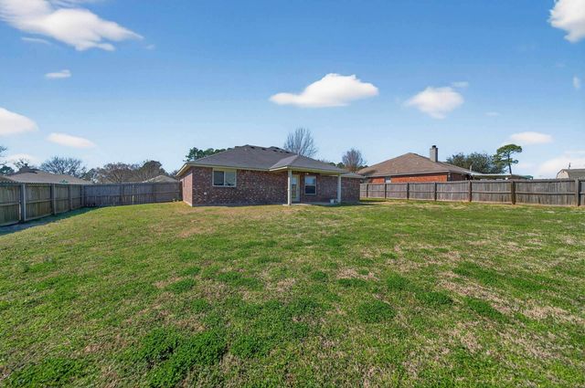 106 Ally Kate Dr, Chandler, TX 75758