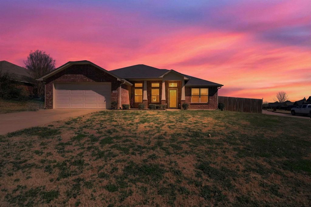 106 Ally Kate Dr, Chandler, TX 75758