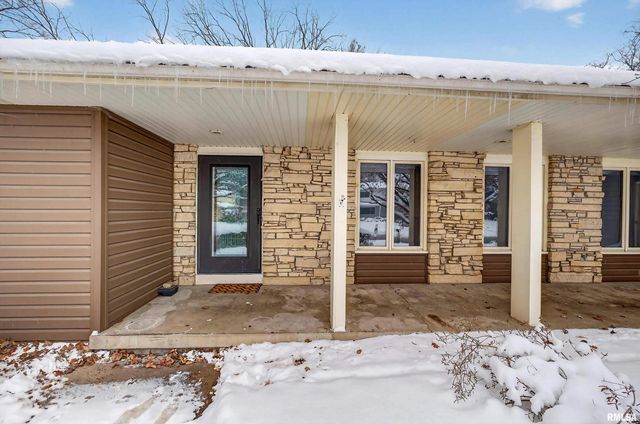 22 OAKBROOK Drive, Bettendorf, IA 52722